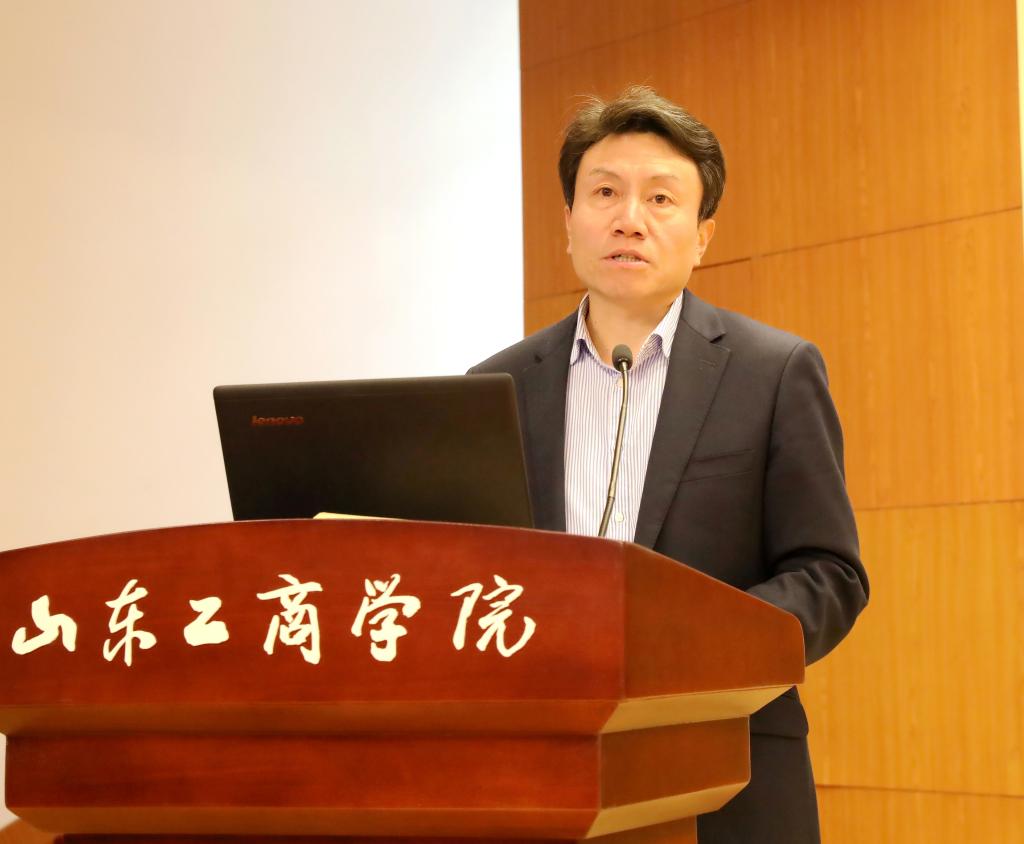 白光昭为学生讲授思政课。