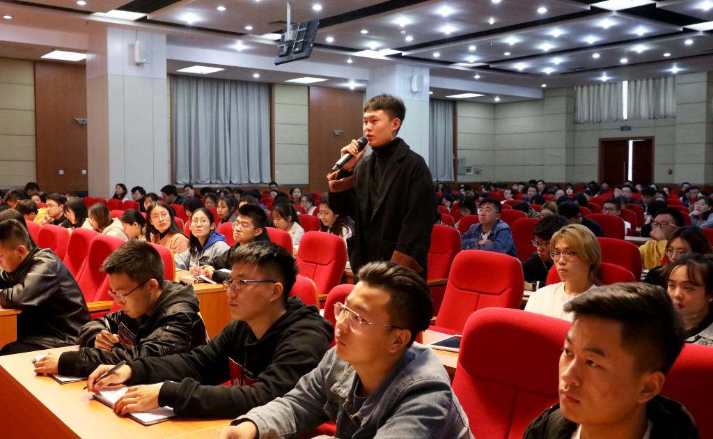 学生现场互动。