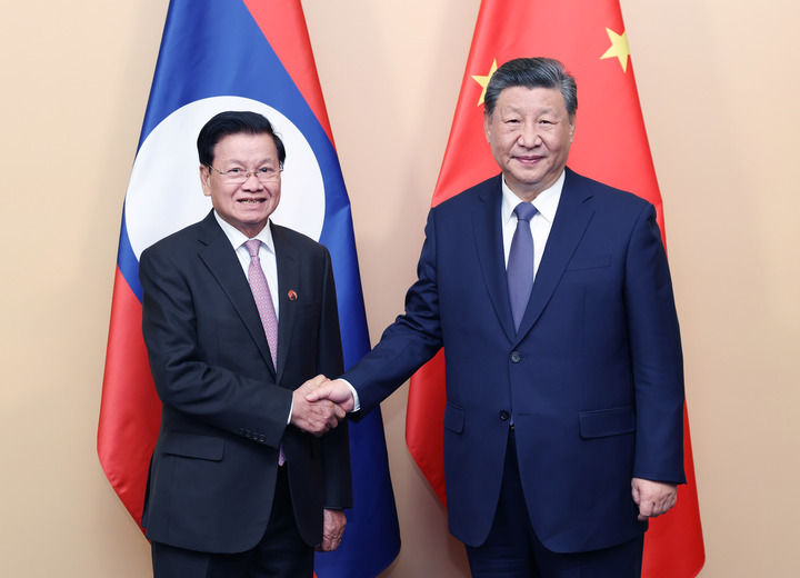 当地时间10月22日晚,国家主席习近平在喀山会见老挝人民革命党中央总书记、国家主席通伦。新华社记者 姚大伟 摄